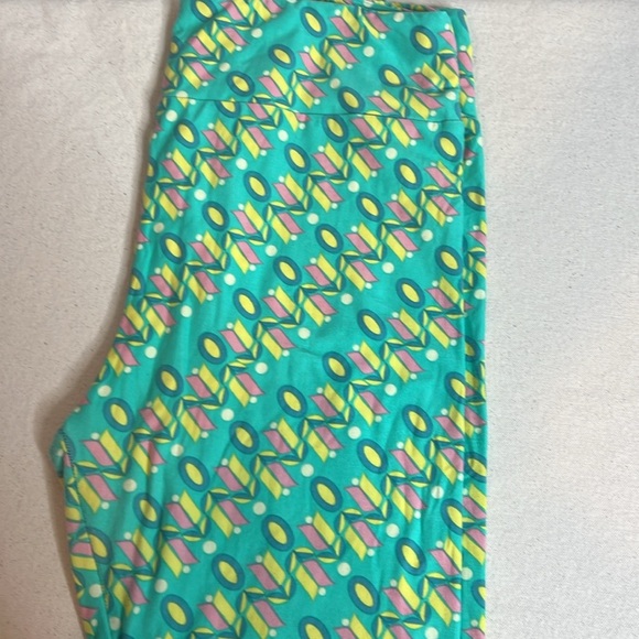 LuLaRoe “Retro Vibes” Tall & Curvy Leggings – Geometric Pastel Print - Picture 2 of 5